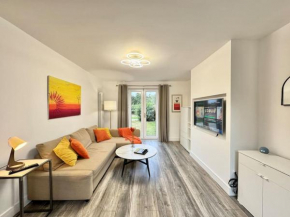 Modern 3 Bedroom Home - Free Driveway Parking - 6 Guests - Upstairs Bathroom and Downstairs WC
